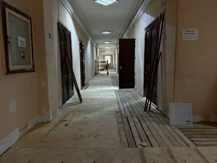 В мэрии Кургана начали менять пол из-за прогнивших балок