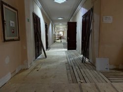 В мэрии Кургана начали менять пол из-за прогнивших балок
