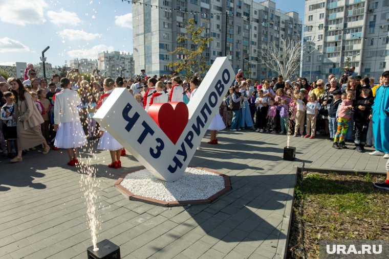 Стела представляет собой галочку с сердцем внутри