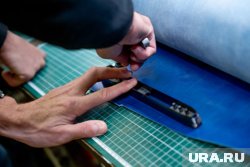 Отрезаем черновую заготовку для браслета, приложив штанц-форму