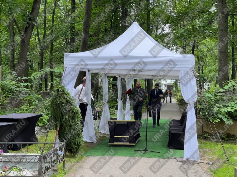 Подготовка перед церемонией похорон Старовойта