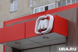 В Восточном микрорайоне Тюмени сотрудники магазина «Магнит» выбрасывают просрочку в обычные контейнеры