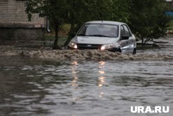 Машины ездят по затопленным дорогам в Новом Уренгое