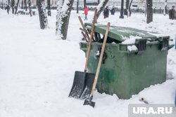 Мусорный контейнер в Ноябрьске завалило снегом