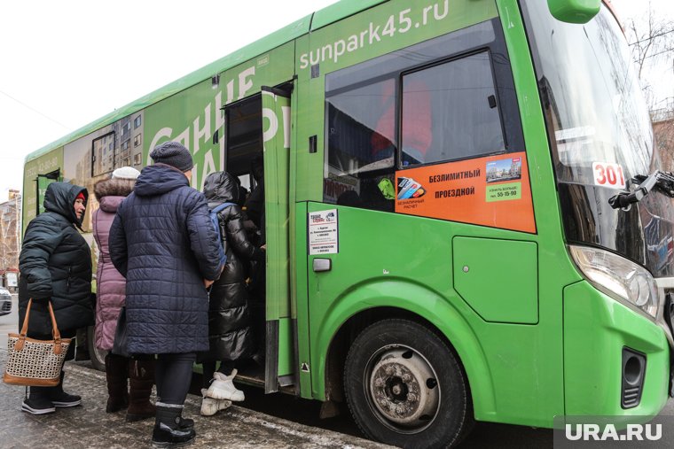 Водитель курил в салоне автобуса во время работы