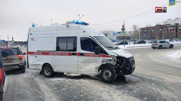 Легковушка врезалась в машину скорой помощи с беременной женщиной в Сургуте