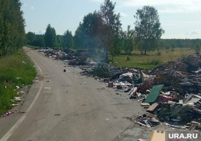Правая полоса завалена мусором и проехать по ней нельзя
