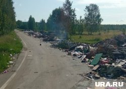 Правая полоса завалена мусором и проехать по ней нельзя 