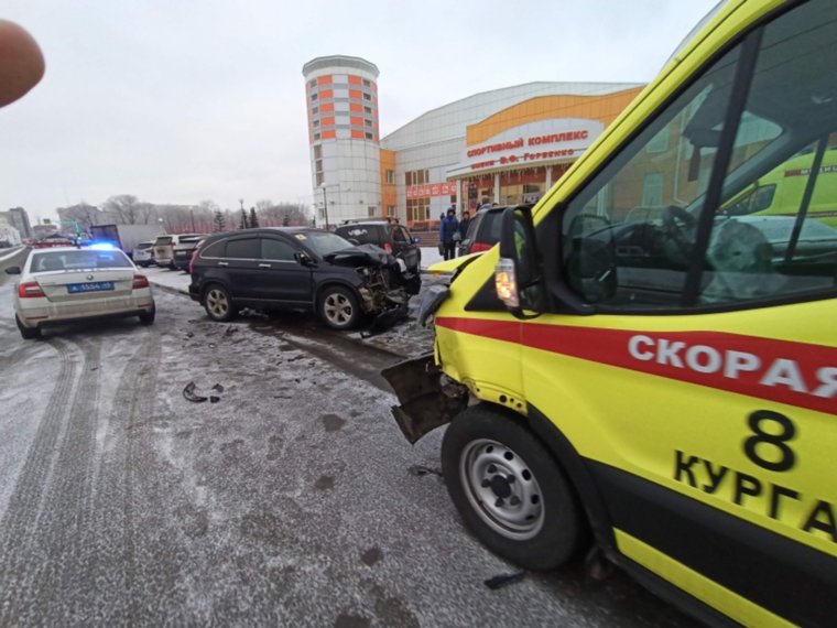 В результате ДТП пострадал водитель легковой машины и был госпитализирован в медучреждение