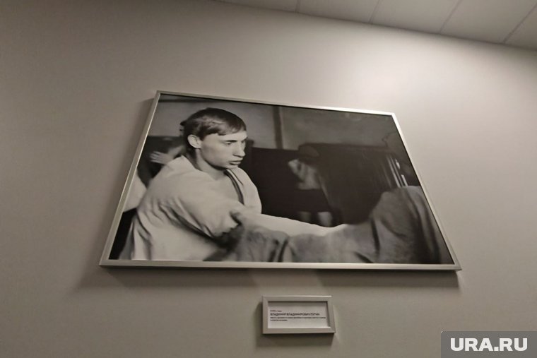 Стены Центра единоборств увешаны фотографиями Владимира Путина и его учителя