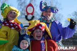 Яркие скоморохи будут практически на каждой площадке