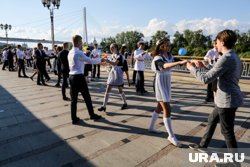 Аналитики рассказали, сколько югорчанам придется потратить на выпускные костюмы школьников