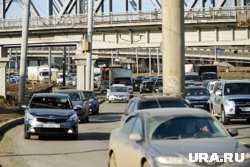 Движение на челябинском мосту после провала асфальта ограничили