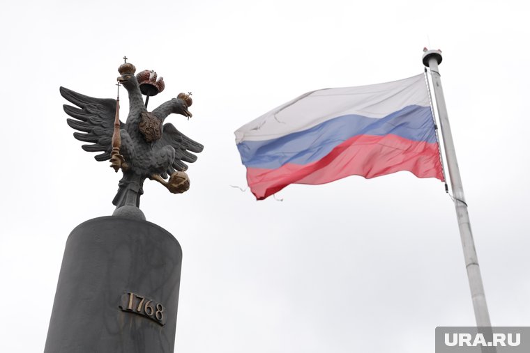 Впервые триколор как символ России утвердил Петр I