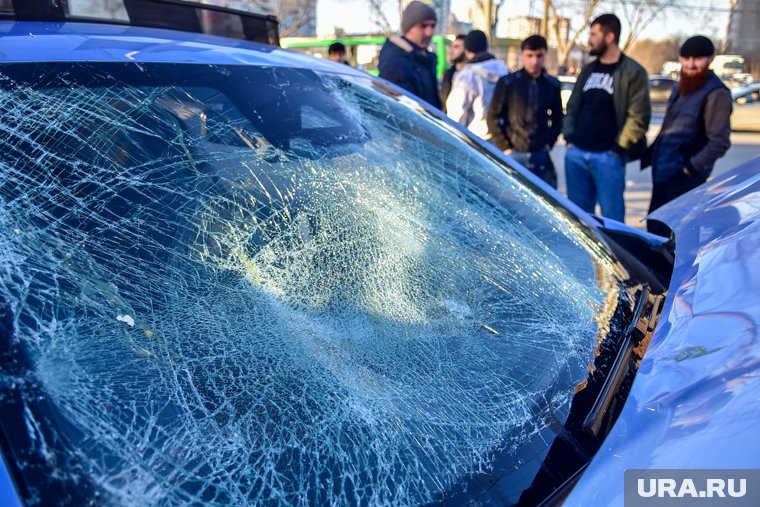 У автомобиля от удара полностью разбито лобовое стекло