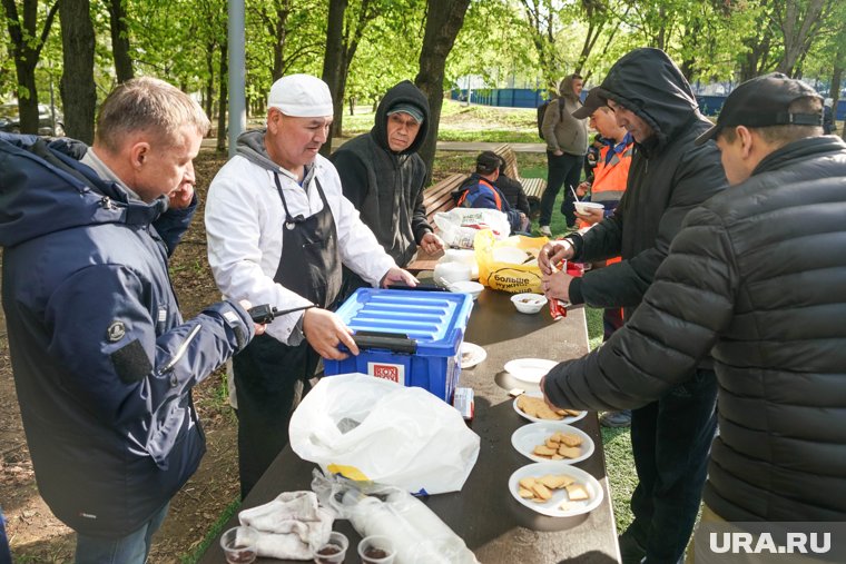 Рабочих после взрыва в московской многоэтажке накормили завтраком на месте