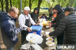 Рабочим после взрыва в московской многоэтажке устроили завтрак на месте ЧП. Видео
