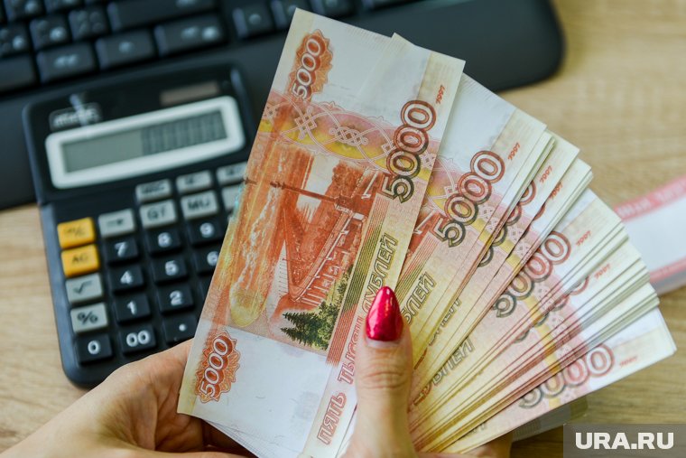 Если день выплаты зарплаты совпадает с праздником, работодатель должен выплатить ее заранее