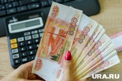 Если день выплаты зарплаты совпадает с праздником, работодатель должен выплатить ее заранее