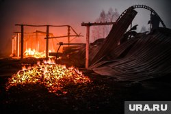 Подростки помогали спасателям тушить пожар