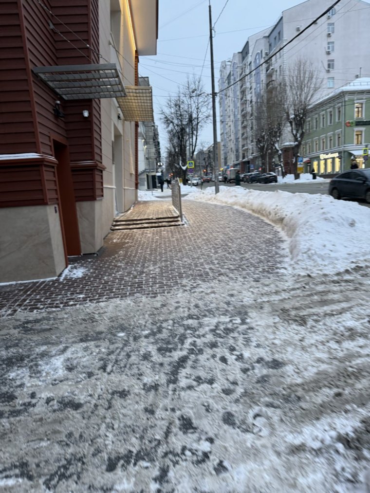 Но есть в центре города участки, где можно не бояться поскользнуться или утонуть в снегу