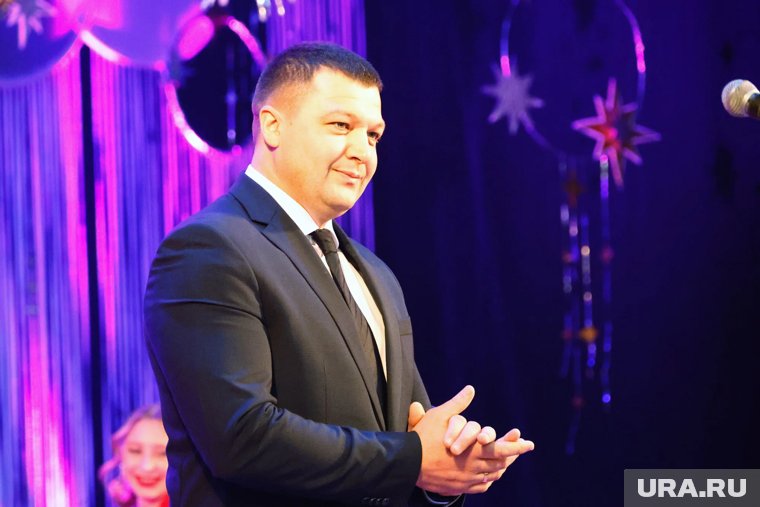 Курганский мэр Науменко поздравил учителей 