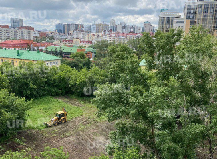 За Домом Малахова уже работает экскаватор