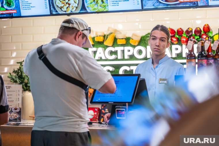 Между посетителем заведения и кассиром произошел конфликт