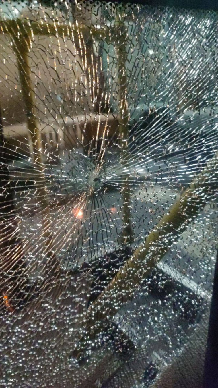 выстрел разбил стекло на двери автобуса