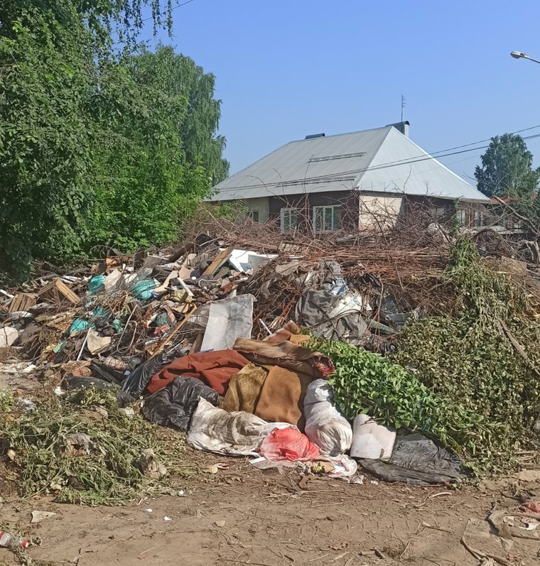 Улица города завалена различным хламом