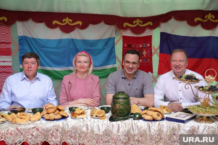 Статусных гостей накормили пирогами