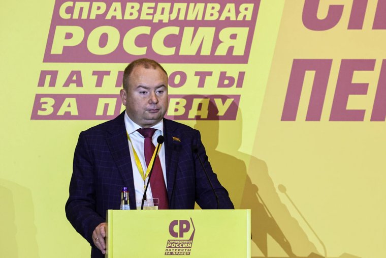Хмелевской получил образование учителя истории
