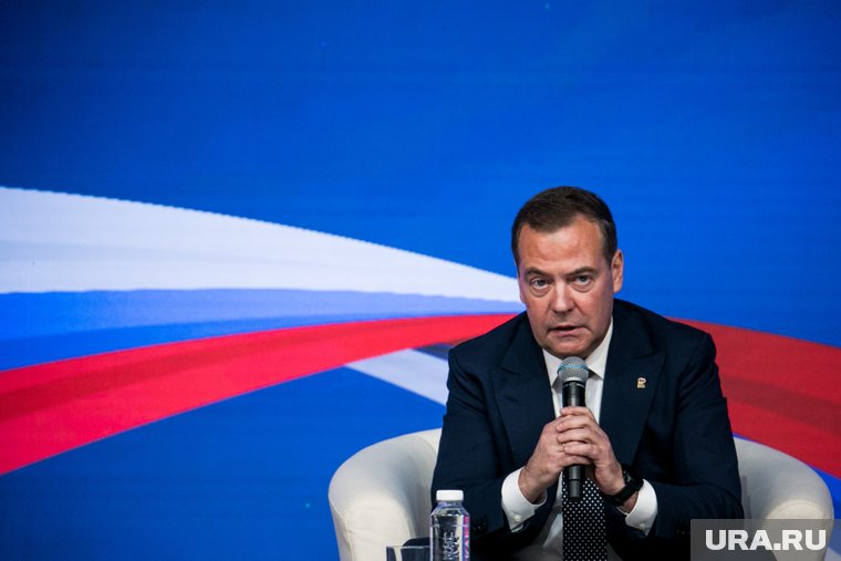 Сильная Россия не нужна Западу, заявил Медведев