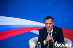 Сильная Россия не нужна Западу, заявил Медведев