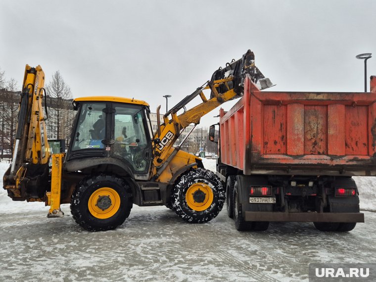 В центре Перми работает снегоуборочная техника