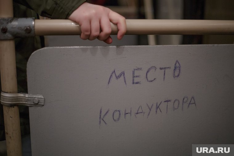 Момент, когда кондуктор пытается ударить ребенка, попал на видео 