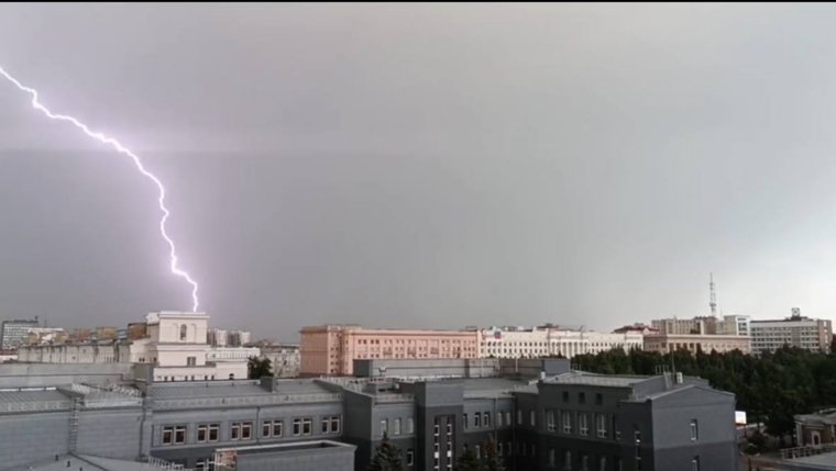 Сильный дождь сопровождается громом и молниями