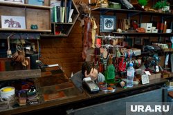 В мастерской «Пермский период» работает мини-магазин, где покупатель может приобрести уже готовые изделия из натуральной кожи