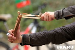 Казахстанский полицейский воспитывал подчиненных с помощью рогатки