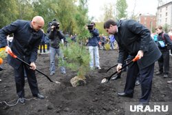 Возвращенный во власть Михаилом Юревичем (справа) Сергей Давыдов (слева) стал не самым крупным, но едва ли не самым удачливым в бизнесе бывшим госслужащим