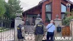 Владимир Мыльников встретил силовиков в халате