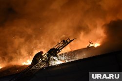 Огонь разрушил крышу двухэтажного жилого дома в ХМАО