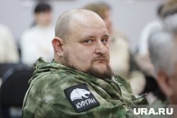 Участник СВО из Кургана Пылков подарил свой шеврон полпреду Жоге