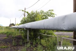 Трап, ведущий через трубы теплотрассы, демонтируют в Тазовском районе