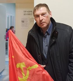Бизнесмен Розгон с флагом, который, по его словам, стал причиной разборок