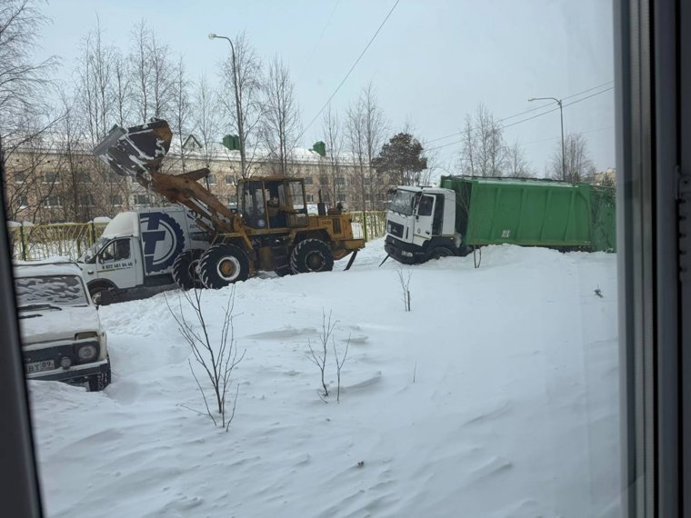 В Ноябрьске застрял мусоровоз