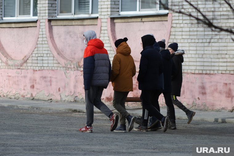 Подростки окружили мальчика, чтобы он не смог уйти (архивное фото)