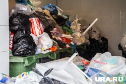 На месте мусорных контейнеров образовалась свалка