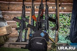Силовика подозревают в краже как минимум пяти автомато Калашникова