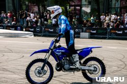 Во Владивостоке на соревнованиях по спидвею у гонщика загорелся мотоцикл